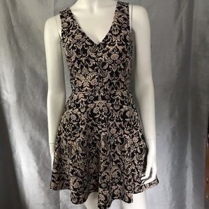 FOREVER 21 | Black & Cream Print V neck Mini Dress